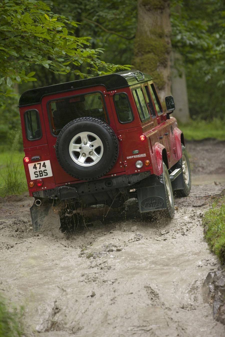  Land Rover Defender 110 2013 года  (фото 2 из 11)